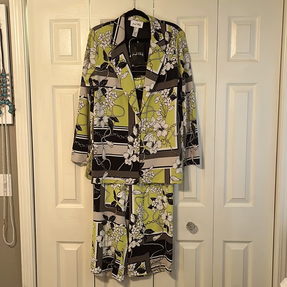 Joseph Ribkoff woman’s pantsuit. Pant Inseam 26”. Pants have pockets.
